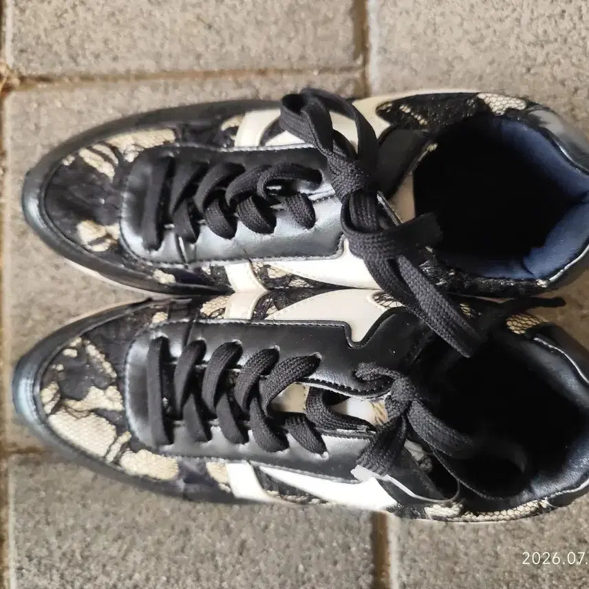 [BUNJANG] Lace Detail Platform Sneakers / 레이스 블랙 키높이 스니커즈