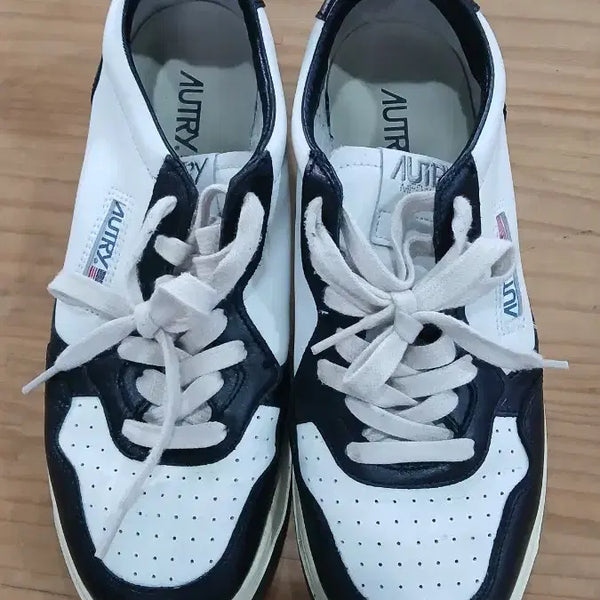 [BUNJANG] Autry Sneakers White/Black EU42 (270mm) / 오트리 스니커즈 화이트 블랙 eu42  270사이즈
