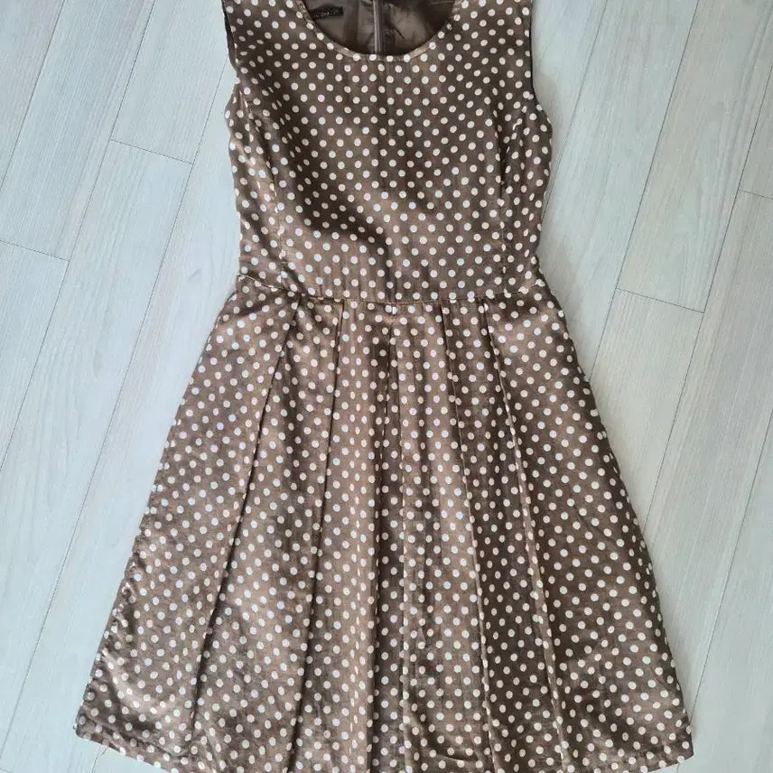 [BUNJANG] Audrey Hepburn Style Sleeveless Flare Dress - White Polka Dot Brown / 클래식/오드리햅번 st.) 화이트 도트 브라운 민소매 플레어 원피스 S