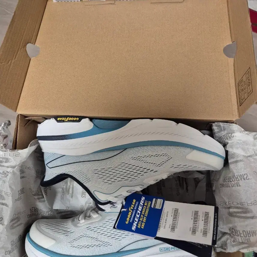 [BUNJANG] Skechers Slip-ins Max Cushioning Arch Fit 2.0 White/Aqua Shoes (Size 230) / 스케쳐스 슬립인스 맥스 쿠셔닝 아치핏 2.0 화이트/아쿠아 230