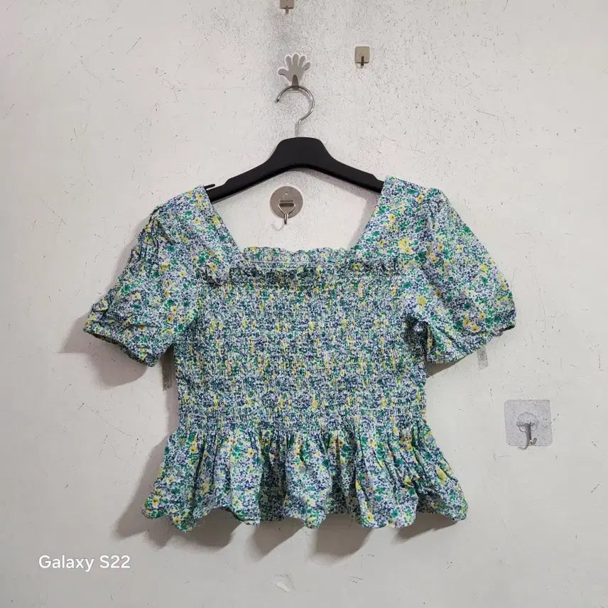 [BUNJANG] Floral Smocked Short-Sleeve Blouse / 꽃무늬 스모킹 반팔 블라우스