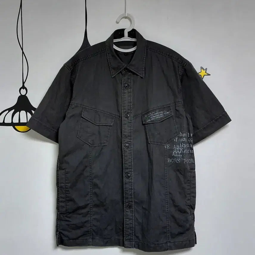[BUNJANG] Additive Conditioning Gothic Lettering Archive Short Sleeve Shirt (Charcoal) / [L] additive conditioning 고딕 레터링 아카이브 반팔 셔츠 (차콜)