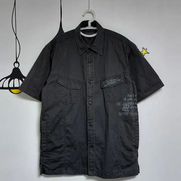 [BUNJANG] Additive Conditioning Gothic Lettering Archive Short Sleeve Shirt (Charcoal) / [L] additive conditioning 고딕 레터링 아카이브 반팔 셔츠 (차콜)