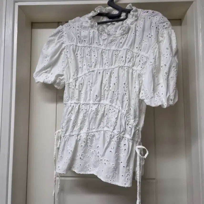[BUNJANG] Zara White Embroidered Blouse / 자라 화이트 자수 블라우스