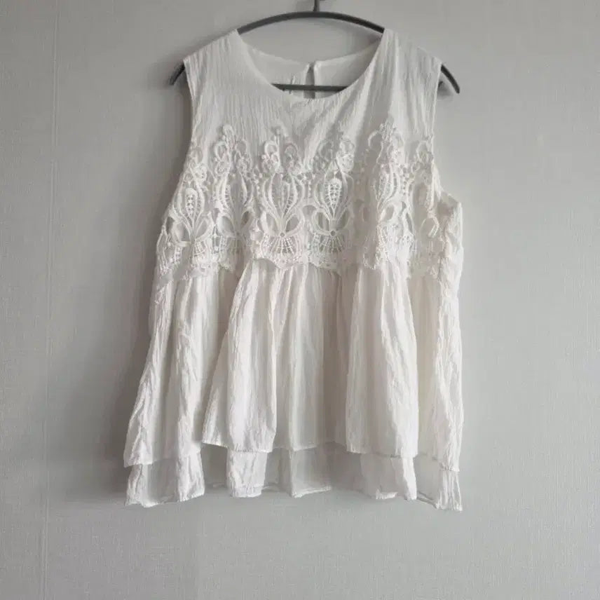 [BUNJANG] White Lace Sleeveless Blouse / 화이트 레이스 민소매 블라우스