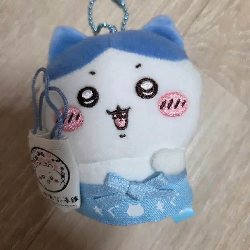 [BUNJANG] Chiikawa Mogumogu Honpo Staff Uniform Hachiware Plush Keyring / 치이카와 모구모구 혼포 점원 유니폼 하치와레 인형 키링