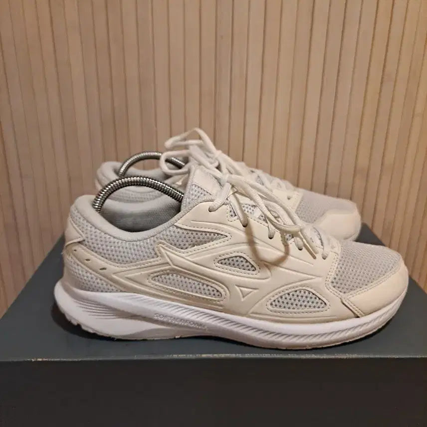 [BUNJANG] Mizuno Running Shoes Ivory 250mm / 미즈노 러닝화 아이보리색 250사이즈