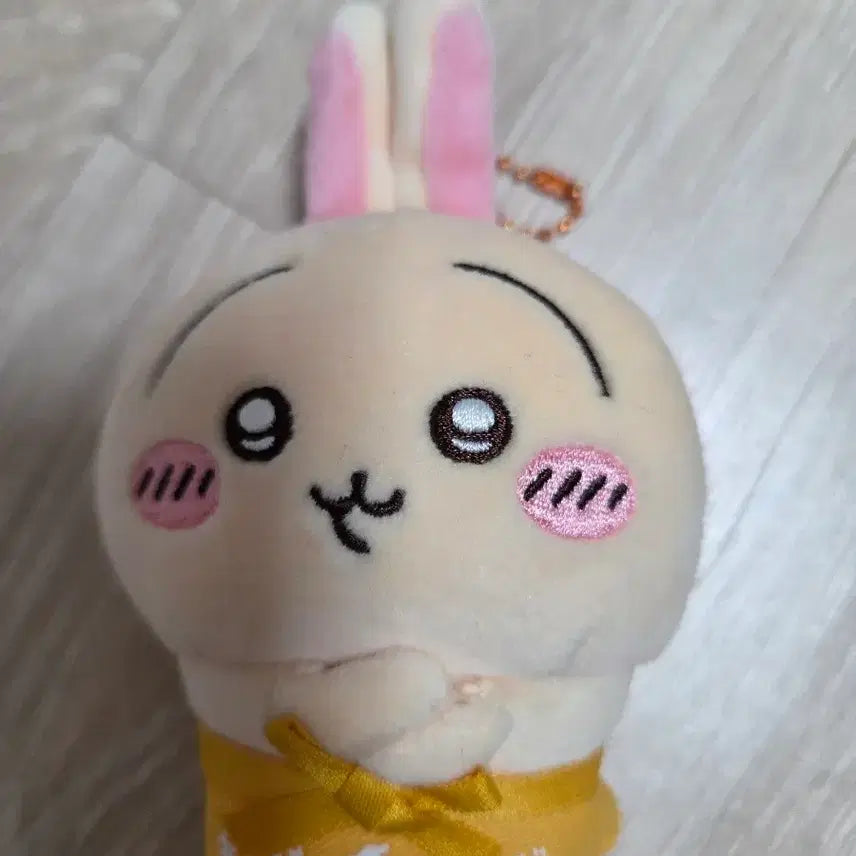[BUNJANG] Chiikawa Mogumogu Honpo Staff Uniform Usagi Doll Keychain / 치이카와 모구모구 혼포 점원 유니폼 우사기 인형 키링