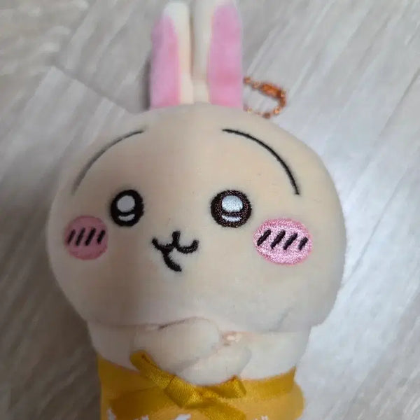 [BUNJANG] Chiikawa Mogumogu Honpo Staff Uniform Usagi Doll Keychain / 치이카와 모구모구 혼포 점원 유니폼 우사기 인형 키링
