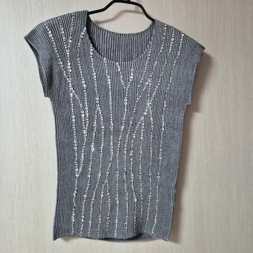 [BUNJANG] Spazio Pleated Sleeveless Blouse with Sequins / (정품) 스파치오 플리츠 슬리브리스 블라우스 스팽글 55
