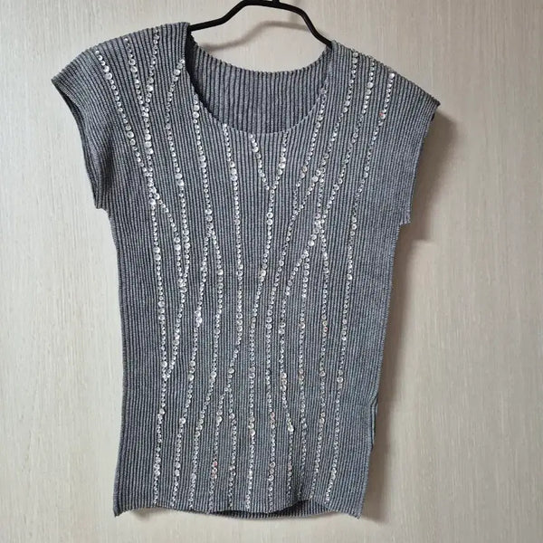 [BUNJANG] Spazio Pleated Sleeveless Blouse with Sequins / (정품) 스파치오 플리츠 슬리브리스 블라우스 스팽글 55