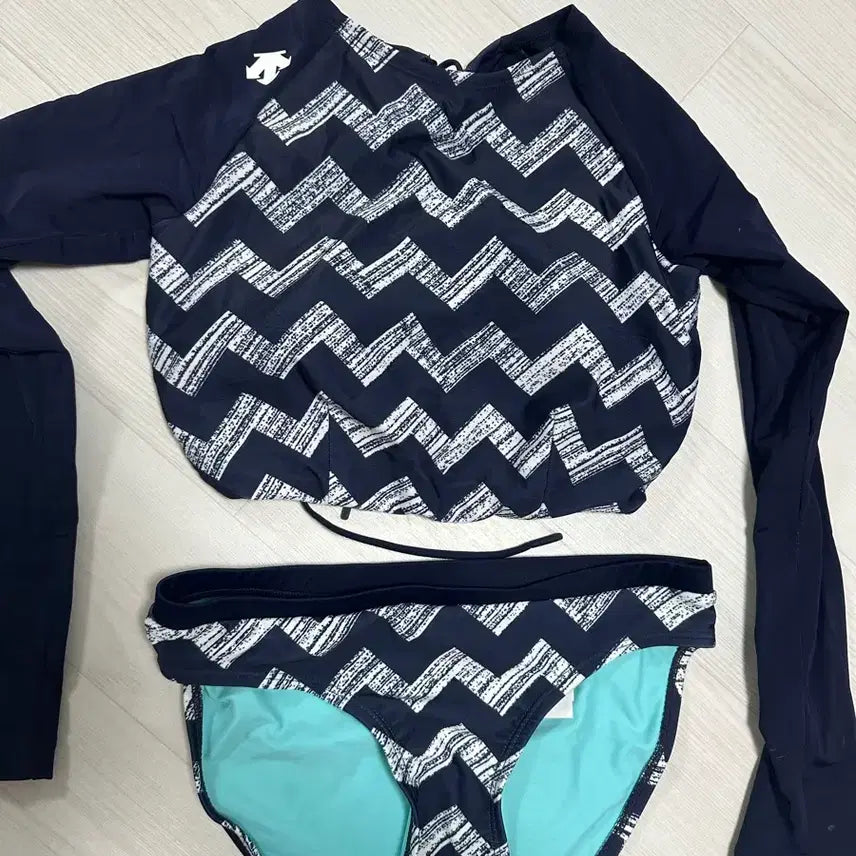 [BUNJANG] Descente Cropped Rash Guard Set Navy M / 데상트 크롭 래쉬가드 상하의 세트 네이비 M사이즈