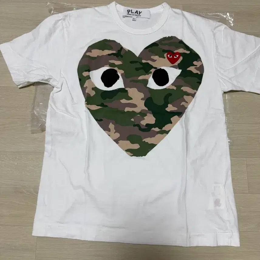 [BUNJANG] Comme des Garçons PLAY Camouflage Heart T-Shirt White / [L] 플레이 꼼데가르송 카모플라주 하트 반팔티셔츠 화이트