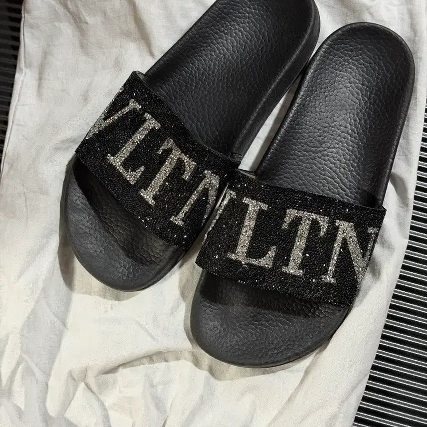 [BUNJANG] Valentino VLTN Crystal Slides / 발렌티노 VLTN 크리스탈 슬리퍼 판매합니다.