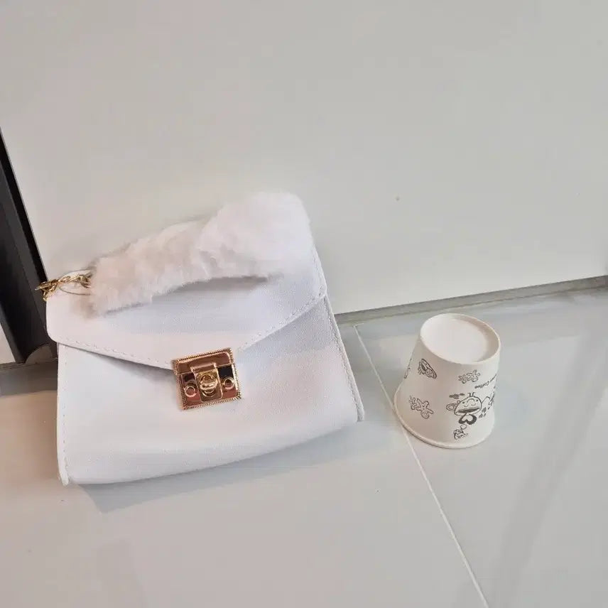 [BUNJANG] White Fur Mini Crossbody Bag / 화이트 퍼 미니 크로스백(새상품)