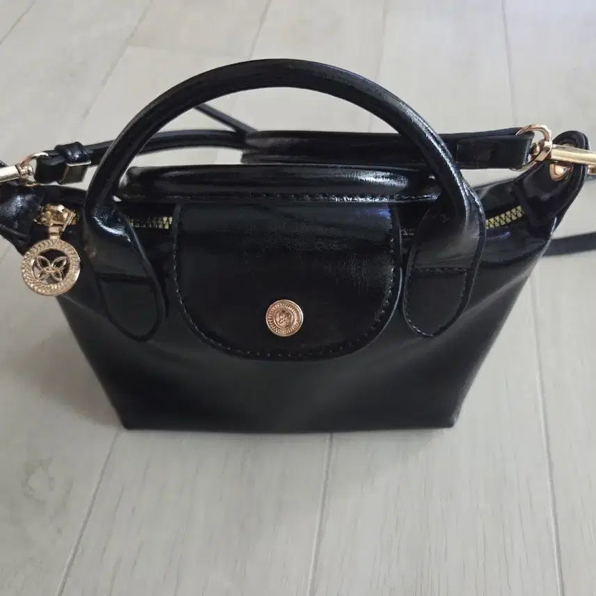 [BUNJANG] Longsam Butterfly Charm Shoulder Bag Black / 플리아쥬 숄더백 블랙