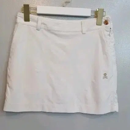 [BUNJANG] MARK&LONA Women's Golf Skirt Size 28 / 마크엔로나 여성 골프 스커트입니다. 허리 사이즈 28인 분들께 잘 맞습니다기장은34정도나옵니다. 깔끔한 디자인으로 어떤 골프웨어와도 잘 어울립니다. 안에속반바지있고자연스런입