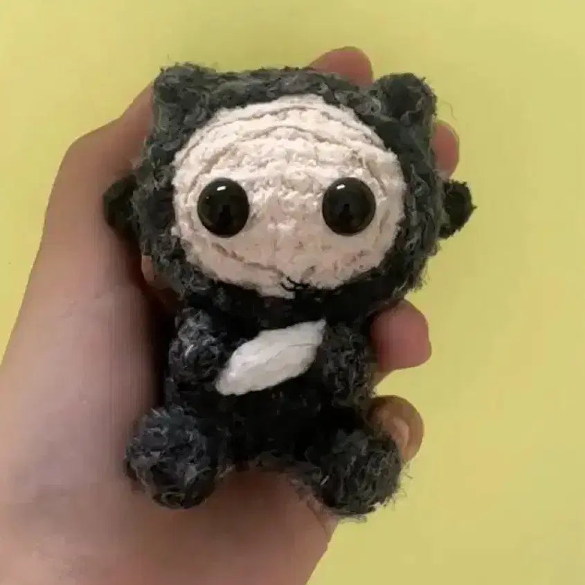 [BUNJANG] Donggoong Kkeomeoksali Knitted Keychain / 동궁 꺼먹살이 뜨개 키링