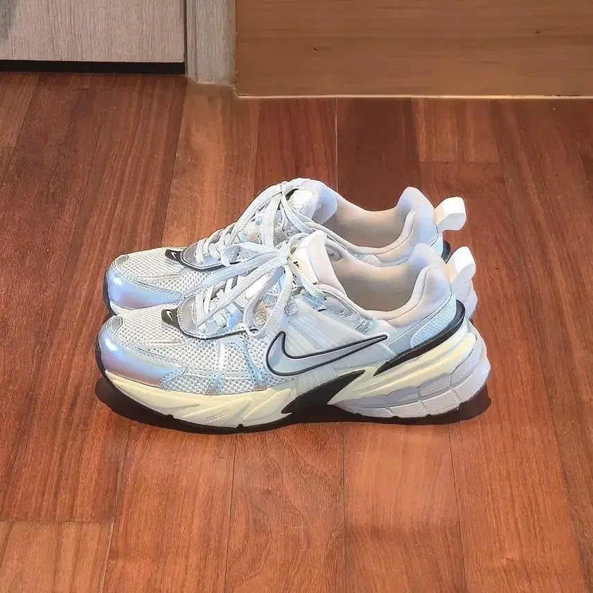 [BUNJANG] Nike V2K Run Pure Metallic Silver Shoes (245) / 나이키 V2K 런 퓨어 메탈릭 실버 245