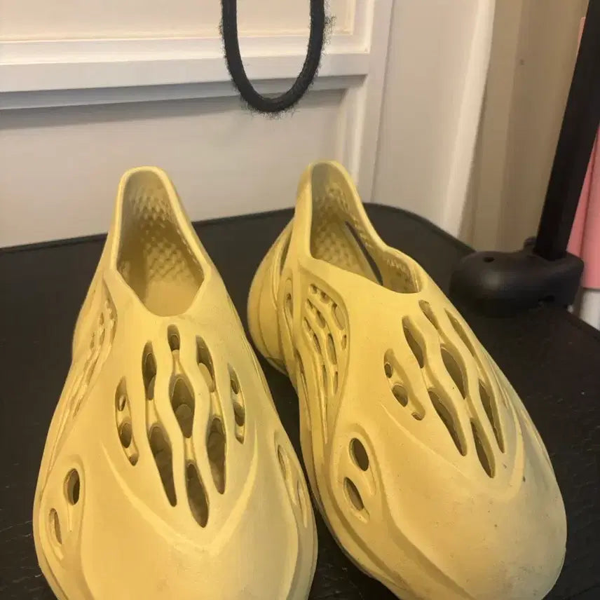 [BUNJANG] Yeezy Foam Runner Sulfur / 이지폼러너 설퍼 (285사이즈와 교신가능)