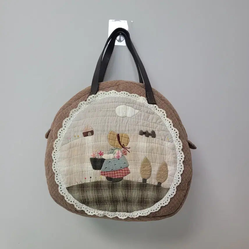 [BUNJANG] Handmade Quilted Round Bag - "Little Women in the Woods" Design / 퀼트가방 숲속의 작은 아씨 핸드메이드 퀼팅 원형 가방 아플리케
