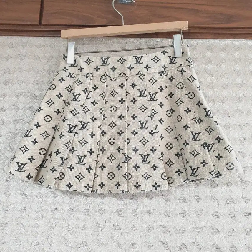 [BUNJANG] Louis Vuitton Monogram Pleated Mini Skirt Beige / 새상품 루이비통 모노그램 베이지 플리츠 미니 스커트