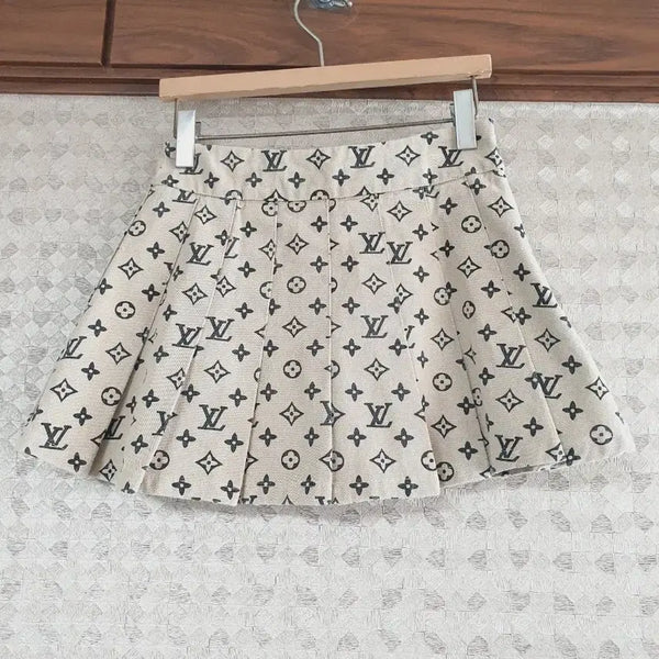 [BUNJANG] Louis Vuitton Monogram Pleated Mini Skirt Beige / 새상품 루이비통 모노그램 베이지 플리츠 미니 스커트