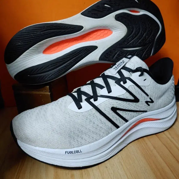 [BUNJANG] New Balance FuelCell Propel v4 Running Shoes (US 9.5 / 275) / 뉴발란스 퓨얼셀 프로펠 V4(US9.5사이즈275)