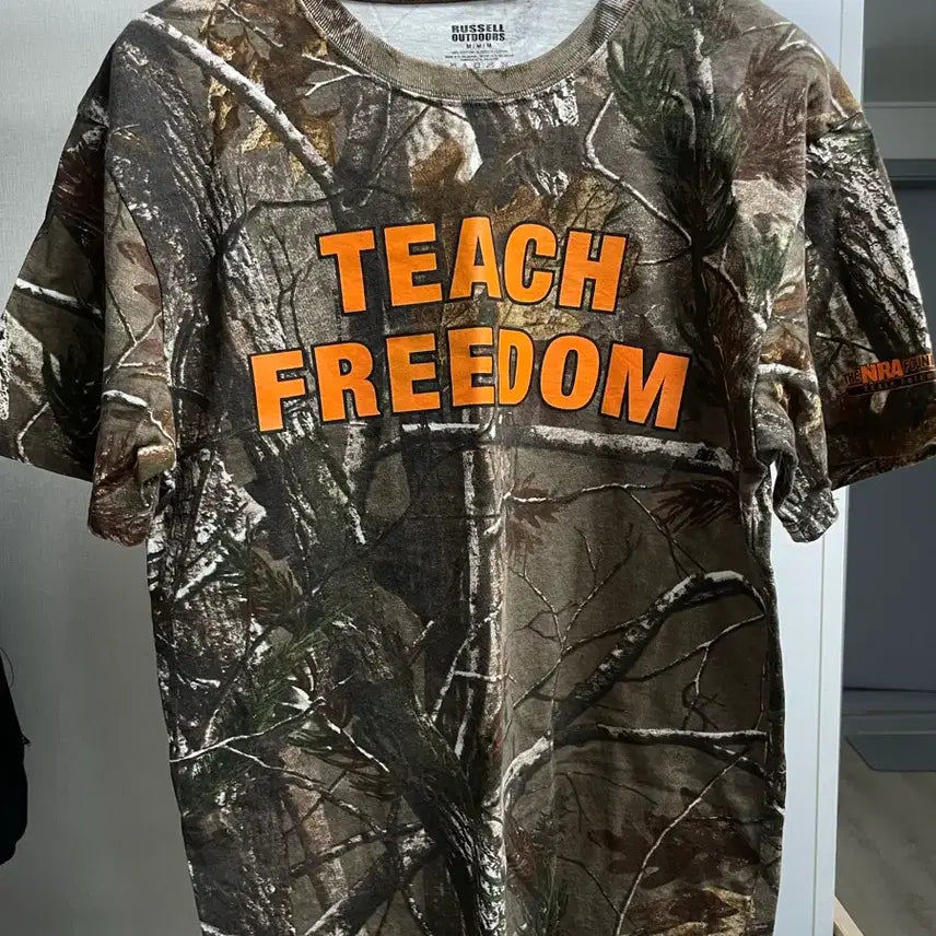 [BUNJANG] Vintage Russell Athletic TEACH FREEDOM Realtree Camo T-Shirt M / 빈티지 러셀 TEACH FREEDOM 리얼트리 카모 티셔츠 M