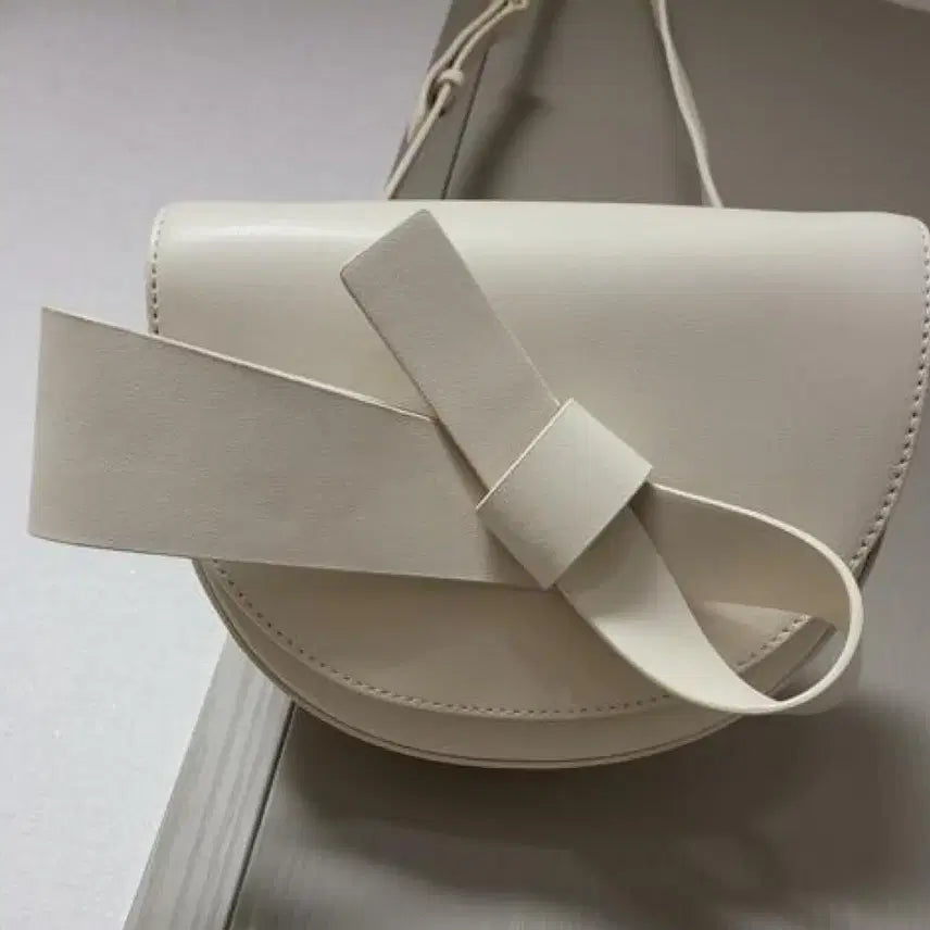 [BUNJANG] OSTKAKA Ricca Lun Saddle Bag Ivory / 오스트카카 리카룬 새들백