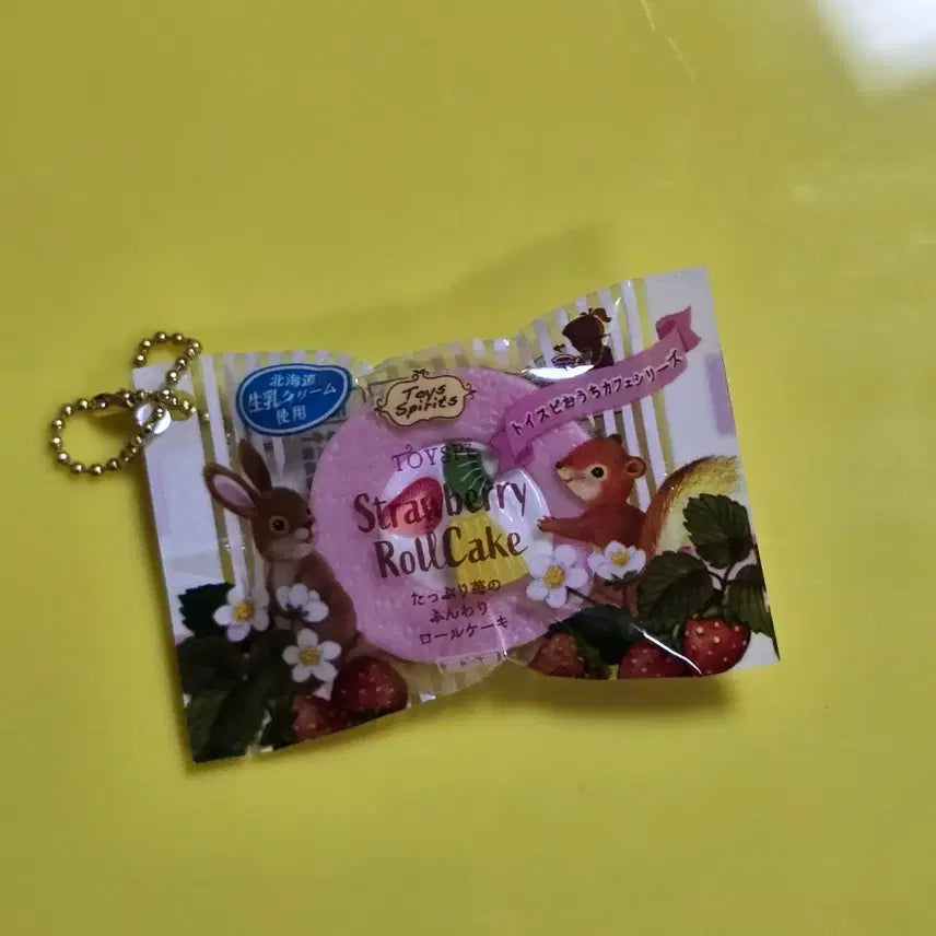 [BUNJANG] Convenience Store Sweet Mascot Strawberry Roll Cake Gacha Keyring / 편의점 스위트 마스코트   딸기 롤케이크 가챠 키링