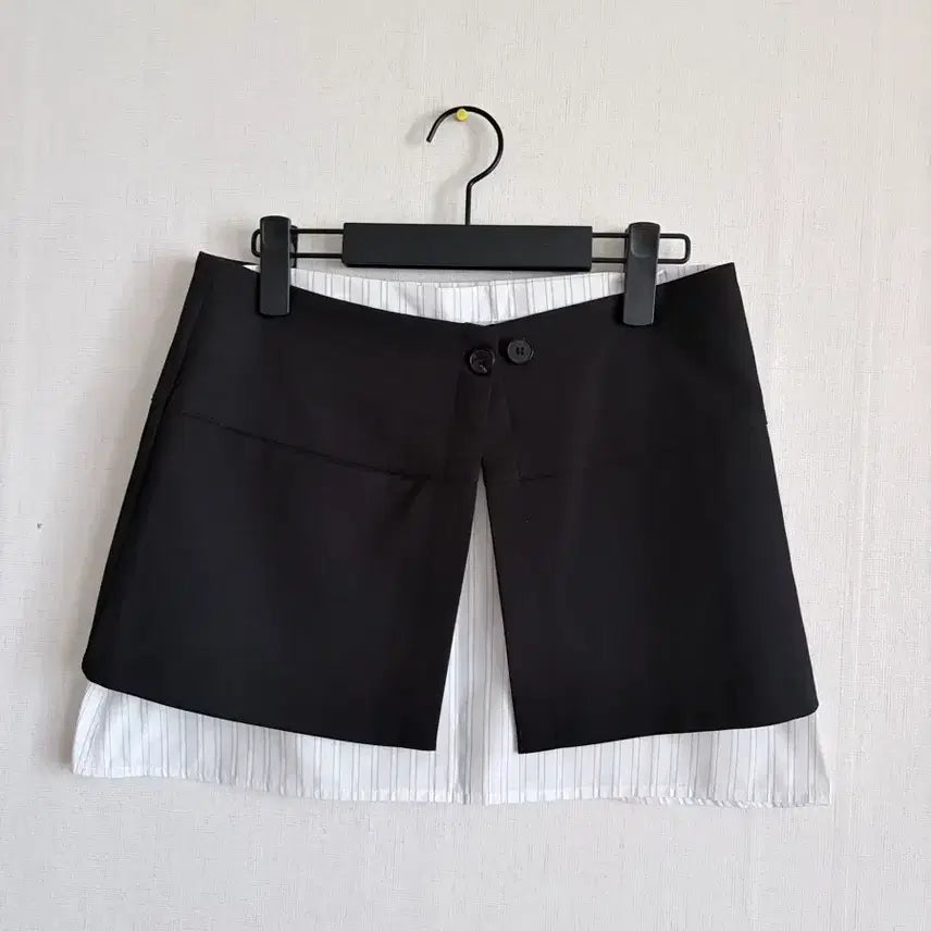 [BUNJANG] BREATHE Layered Mini Skirt Set (Black Overskirt + White Pinstripe) / [새상품] 블랙 레이어드 스커트 + 화이트 핀스트라이프 미니스커트 S