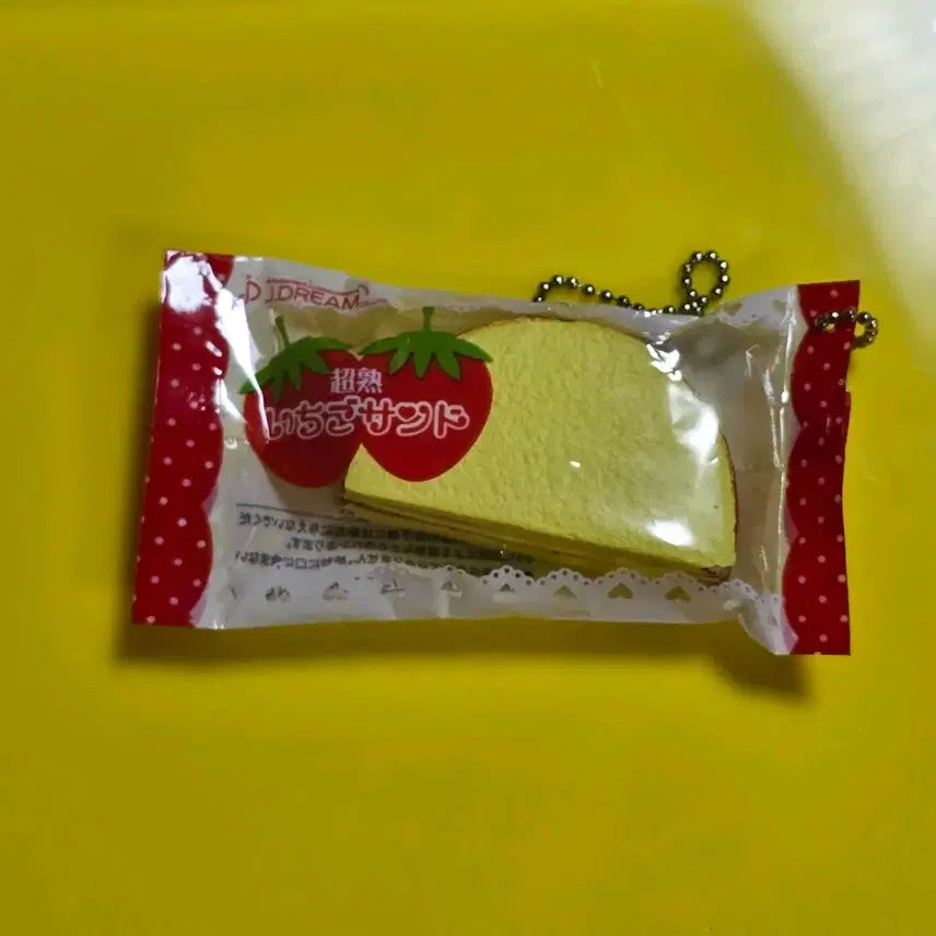 [BUNJANG] Jadedream Strawberry Bread Gacha Keychain / 제이드림 딸기 빵  고전빵  딸기반달빵 가챠  키링