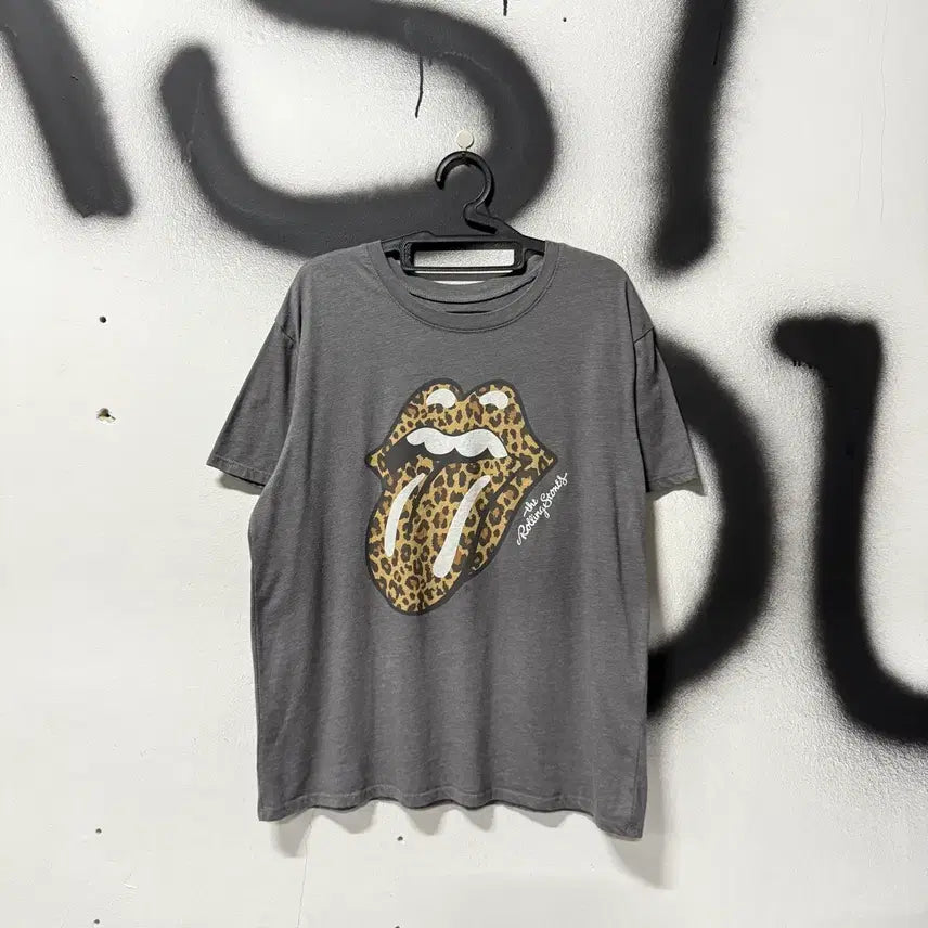[BUNJANG] Rolling Stones Animal Pattern Leopard Big Logo Printing T-shirt - Gray / 롤링스톤스 애니멀 패턴 레오파드 빅 로고 프린팅 반팔 티셔츠 그레이