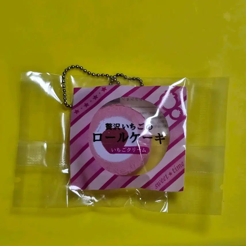 [BUNJANG] Jadreim Classic Bread Strawberry Roll Cake Gacha Keychain / 제이드림 고전빵  딸기 롤케이크 가챠 키링