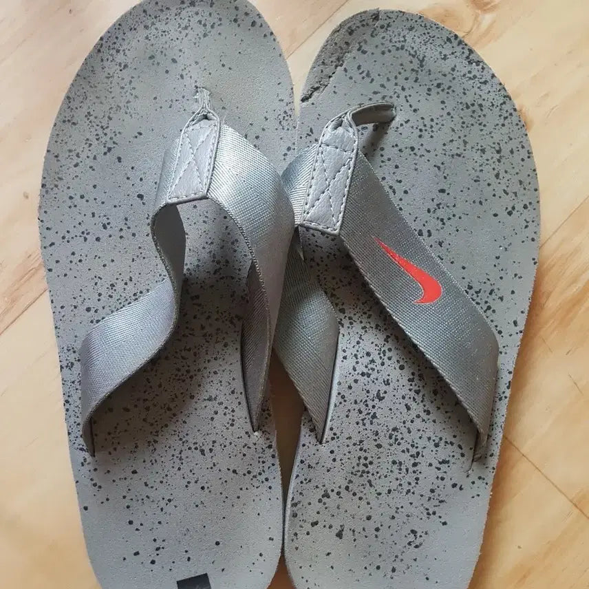 [BUNJANG] Nike Silver Flip-Flops / 나이키 쪼리 실버