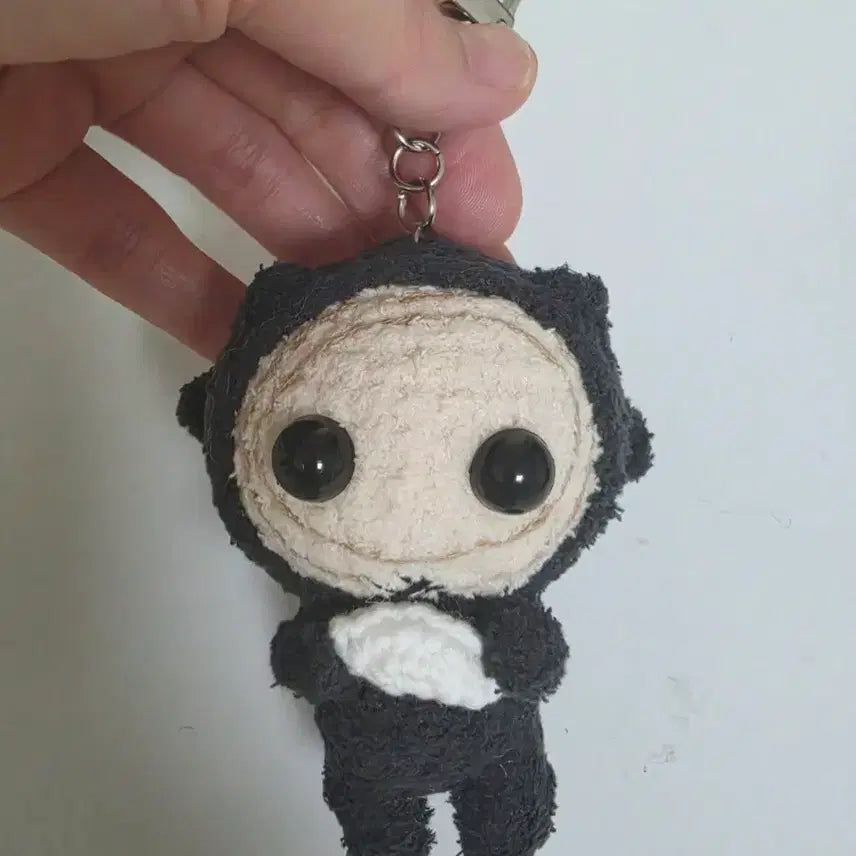 [BUNJANG] Donggung Kkeomeoksali Knitted Keyring (Su Myeon Sa Sil) / 동궁 꺼먹살이 뜨개 키링(수면사실)