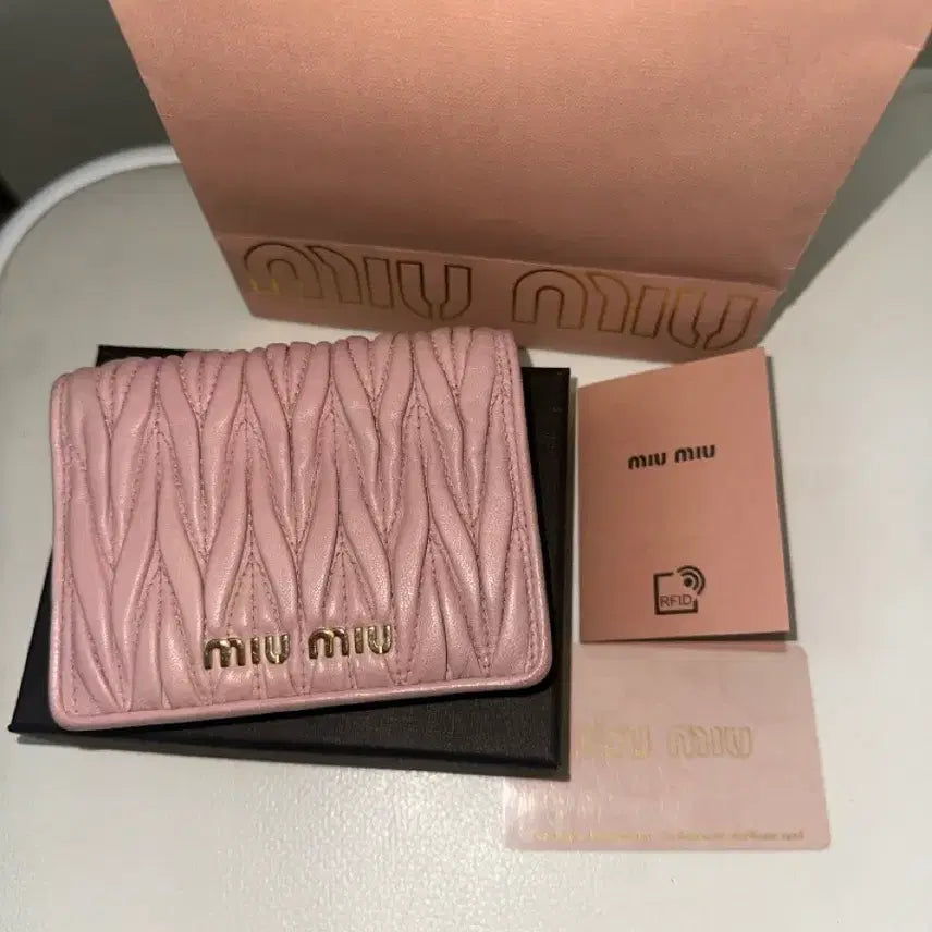[BUNJANG] Miu Miu Matelassé Nappa Leather Wallet / [미우미우] 미우미우 마테라쎄 나파가죽 반지갑