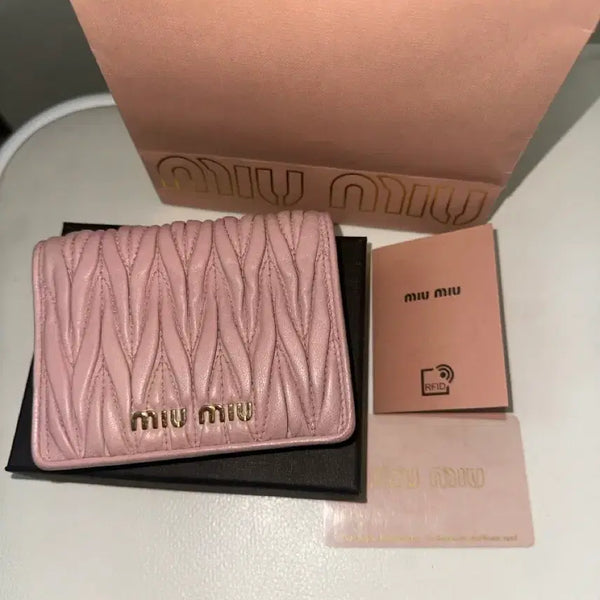 [BUNJANG] Miu Miu Matelassé Nappa Leather Wallet / [미우미우] 미우미우 마테라쎄 나파가죽 반지갑