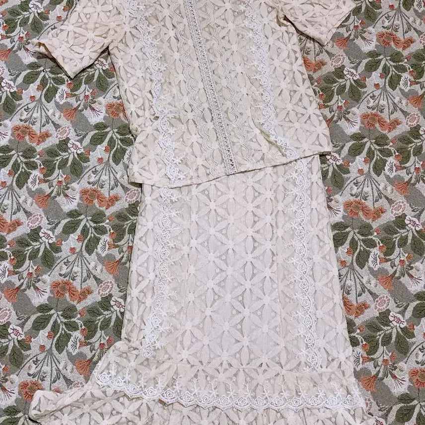 [BUNJANG] Ivory Lace Two-Piece Set / 아이보리 레이스 투피스 세트