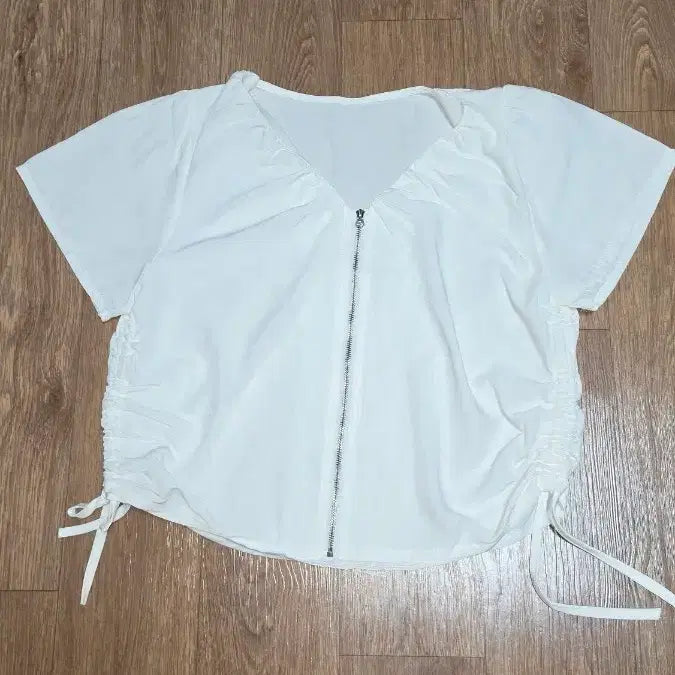 [BUNJANG] White Zip-up Shirring Cropped Short Sleeve T-Shirt / 화이트 집업 셔링 크롭 반팔 티셔츠(55~66)