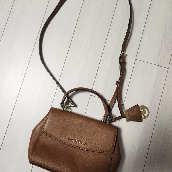 [BUNJANG] Michael Kors Ava Small Saffiano Leather Crossbody Bag / 마이클 코어스 아바 스몰 사피아노 레더 크로스백내부 자석 단추 사용감(생활스크래치)외에는 거의 새거 상태에요^^가격이 30만원 좀 넘었던거로 기억해요세련된 실루엣과 고급스