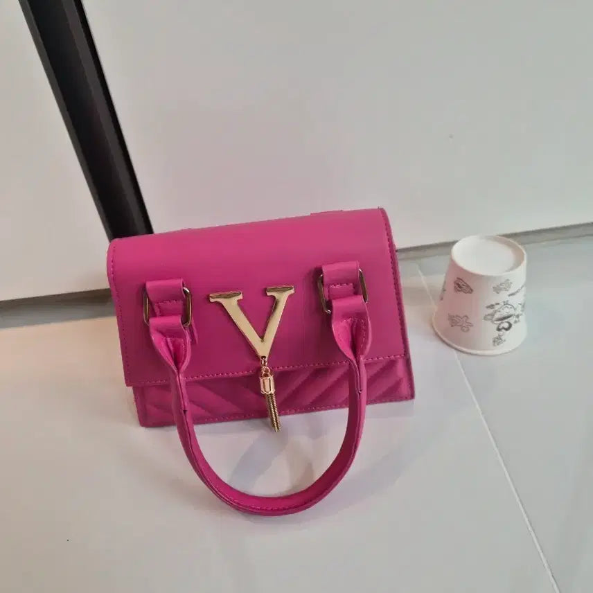 [BUNJANG] V Logo Quilted Tote Bag Hot Pink / 핫핑크 V 로고 퀼팅 토트백(새상품)