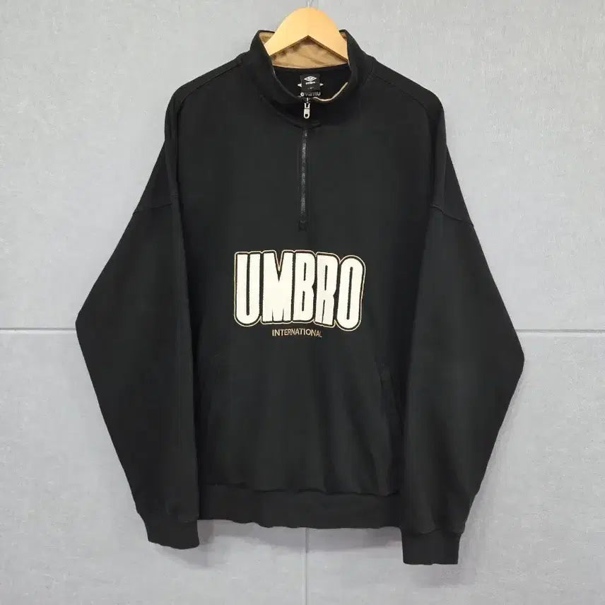 [BUNJANG] UMBRO Stand-Neck Lettering Half-Zip Sweatshirt Black / UMBRO 엄브로 스탠넥 레터링 하프집업 맨투맨 블랙