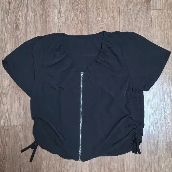 [BUNJANG] Black Zipper Shirring Cropped Short-Sleeve T-Shirt / 블랙 지퍼 셔링 크롭 반팔티셔츠(55~66)새상품