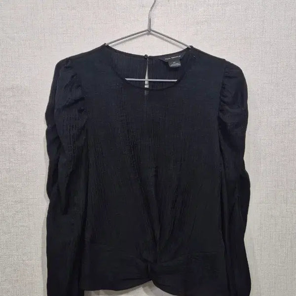 [BUNJANG] Club Monaco Black Puff Sleeve Twist Blouse / 클럽모나코 블랙 퍼프 소매 트위스트 블라우스