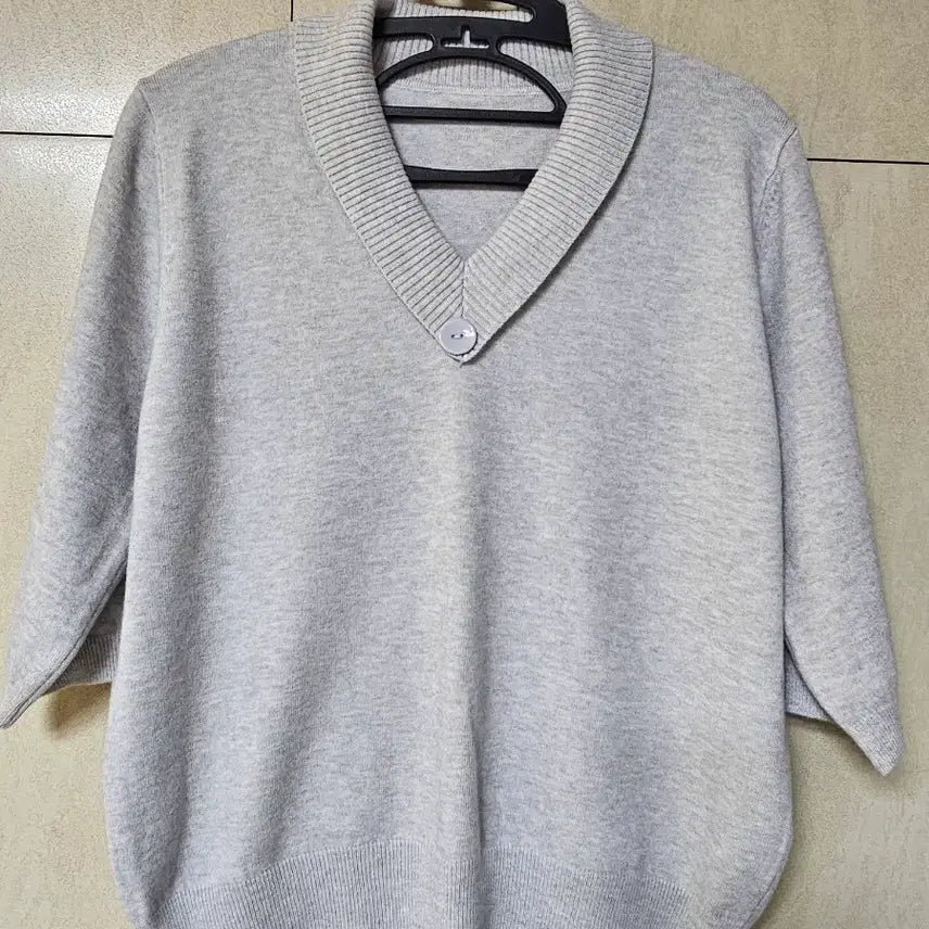 [BUNJANG] Women's Knit Short Sleeve V-Neck T-Shirt (Free Size, Fits up to 66반) / 새상품)여성 니트 반팔 브이넥 프리 (66반까지)