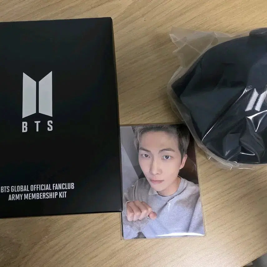 [BUNJANG] BTS ARMY Membership Gift V7 Photocard & ARMY Bomb Hat / BTS 방탄소년단 아미 멤버십 기프트 V7 포카 아미밤 모자