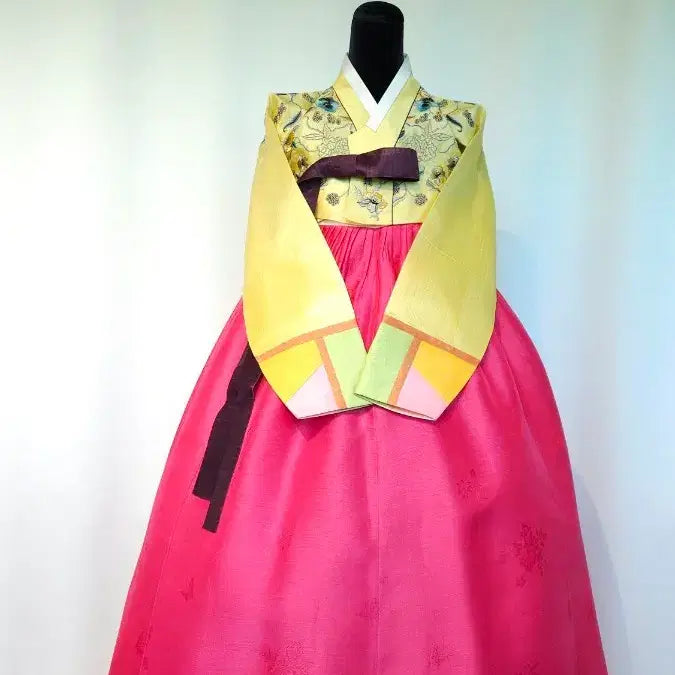 [BUNJANG] Authentic Silk Hanbok (Size 55) - Custom Embroidered Jeogori & Ox-Yarn Skirt / 본견실크] 55사이즈 중고한복 판매합니다.