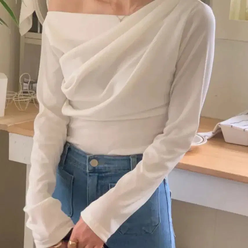 [BUNJANG] French Love Soufflé Off-Shoulder Drape T-Shirt White / 프렌치오브 수플레 오프숄더 드레이프 티셔츠 화이트